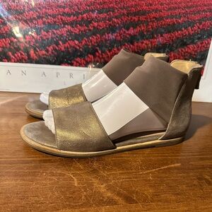 Eileen Fisher Sandals Women 8.5 Flat Ankle Strap Gold Leather Open Toe Back Zip